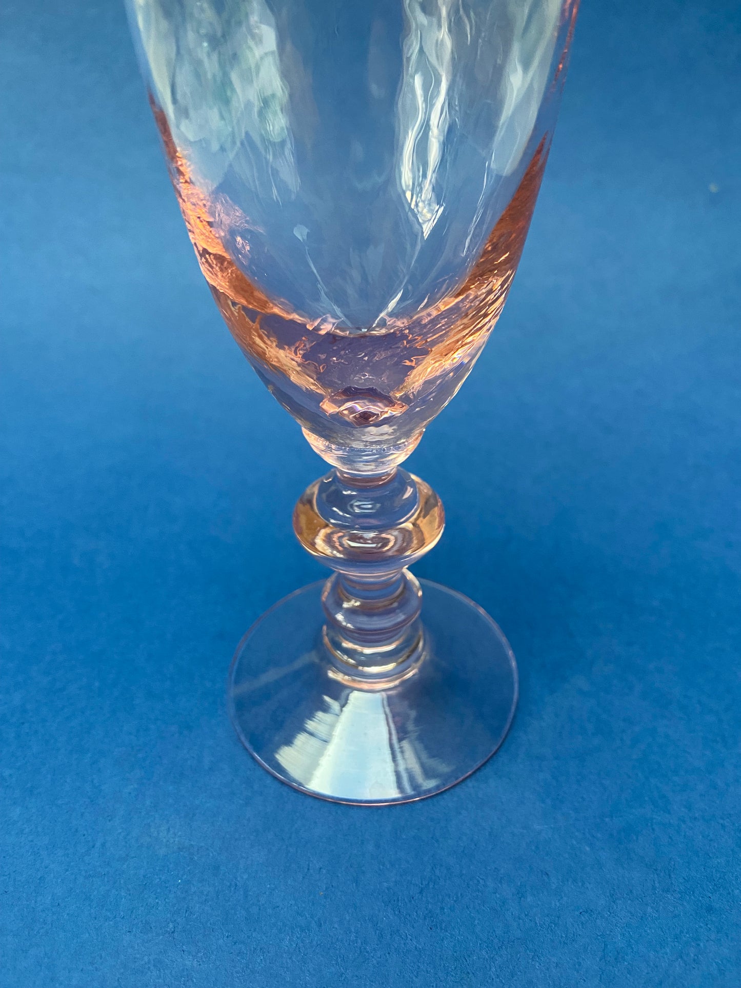 Flûte à champagne verre au reflet rose