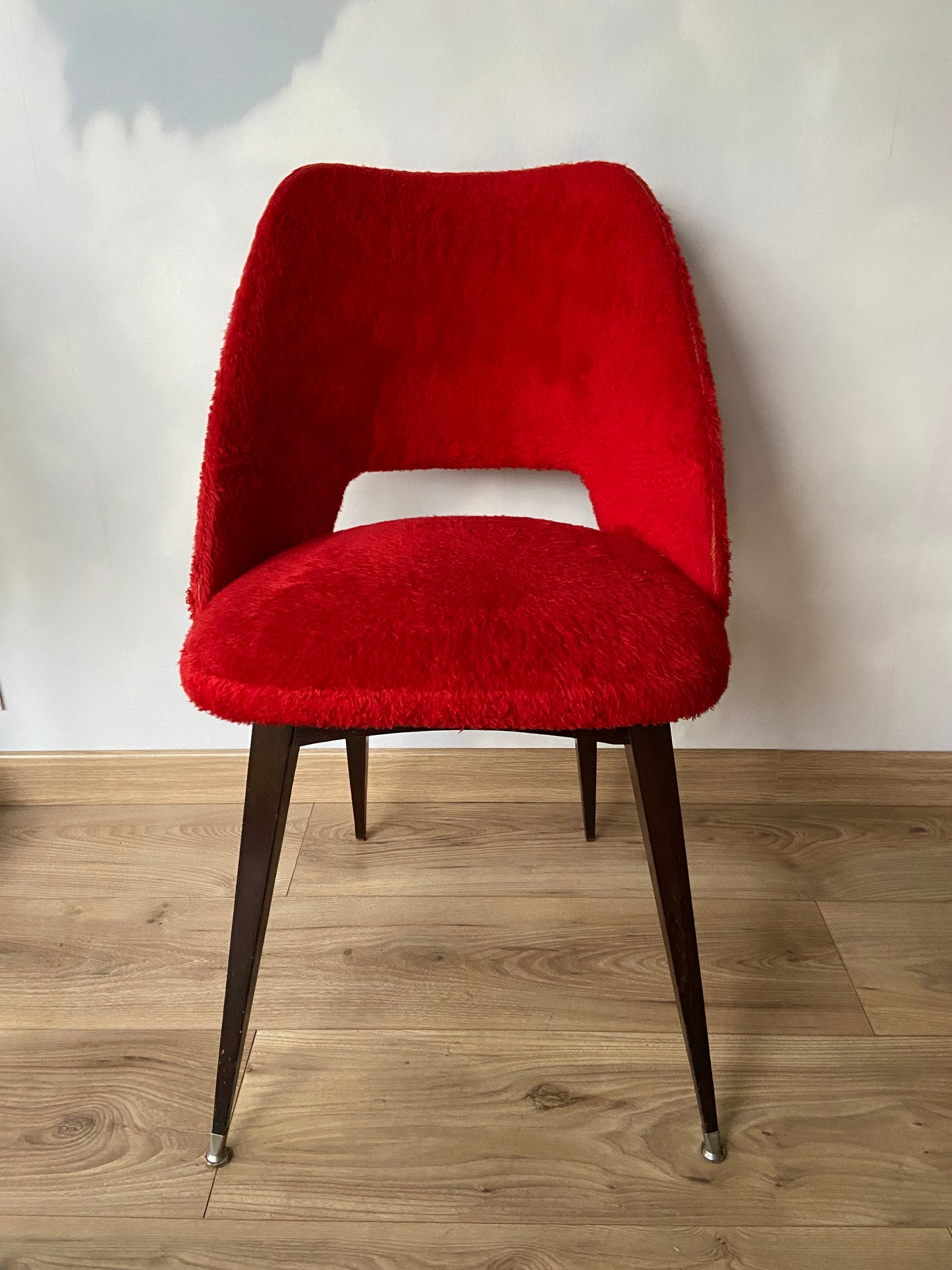 Chaise moumoute rouge années 60