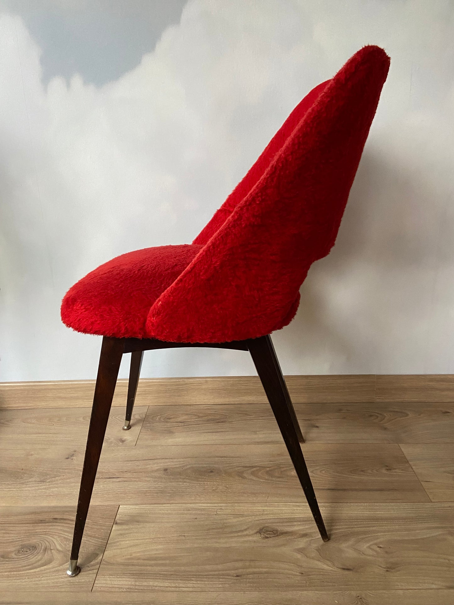 Chaise moumoute rouge années 60