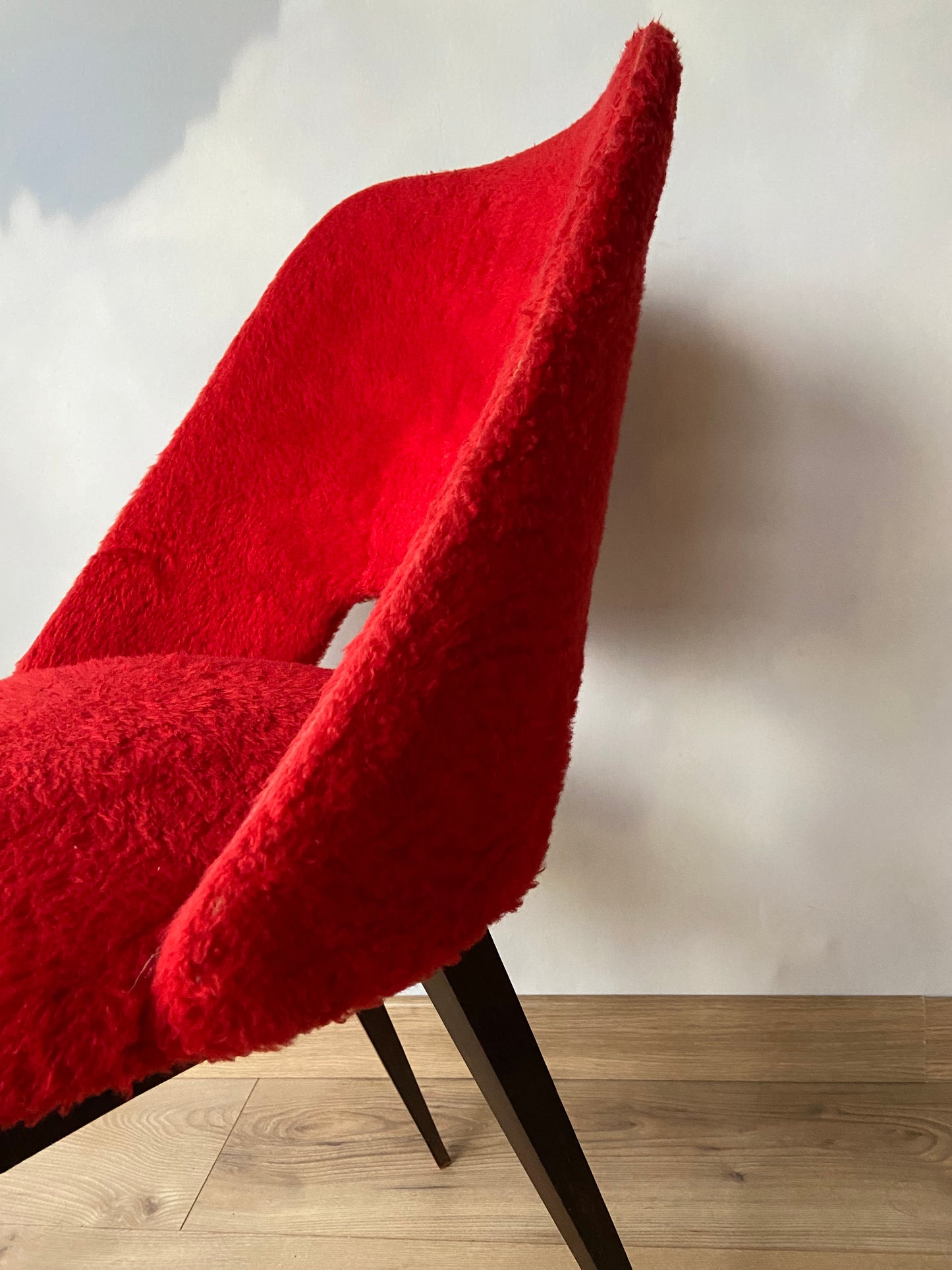 Chaise moumoute rouge années 60