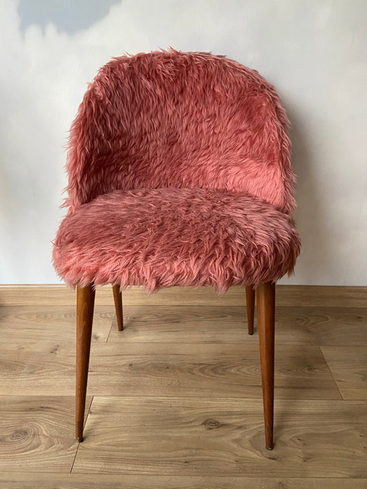 Chaise vintage moumoute rose des années 60