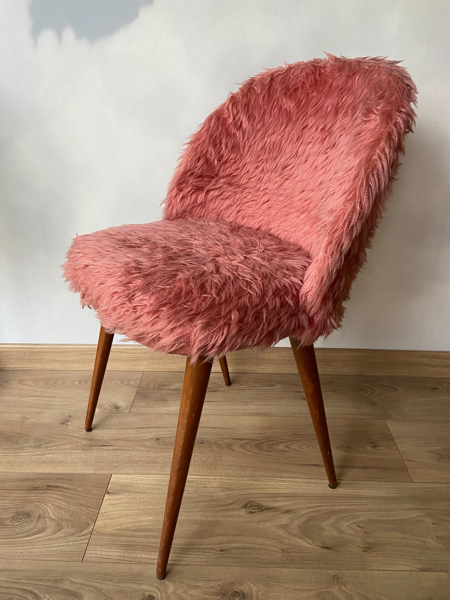 Chaise vintage moumoute rose des années 60