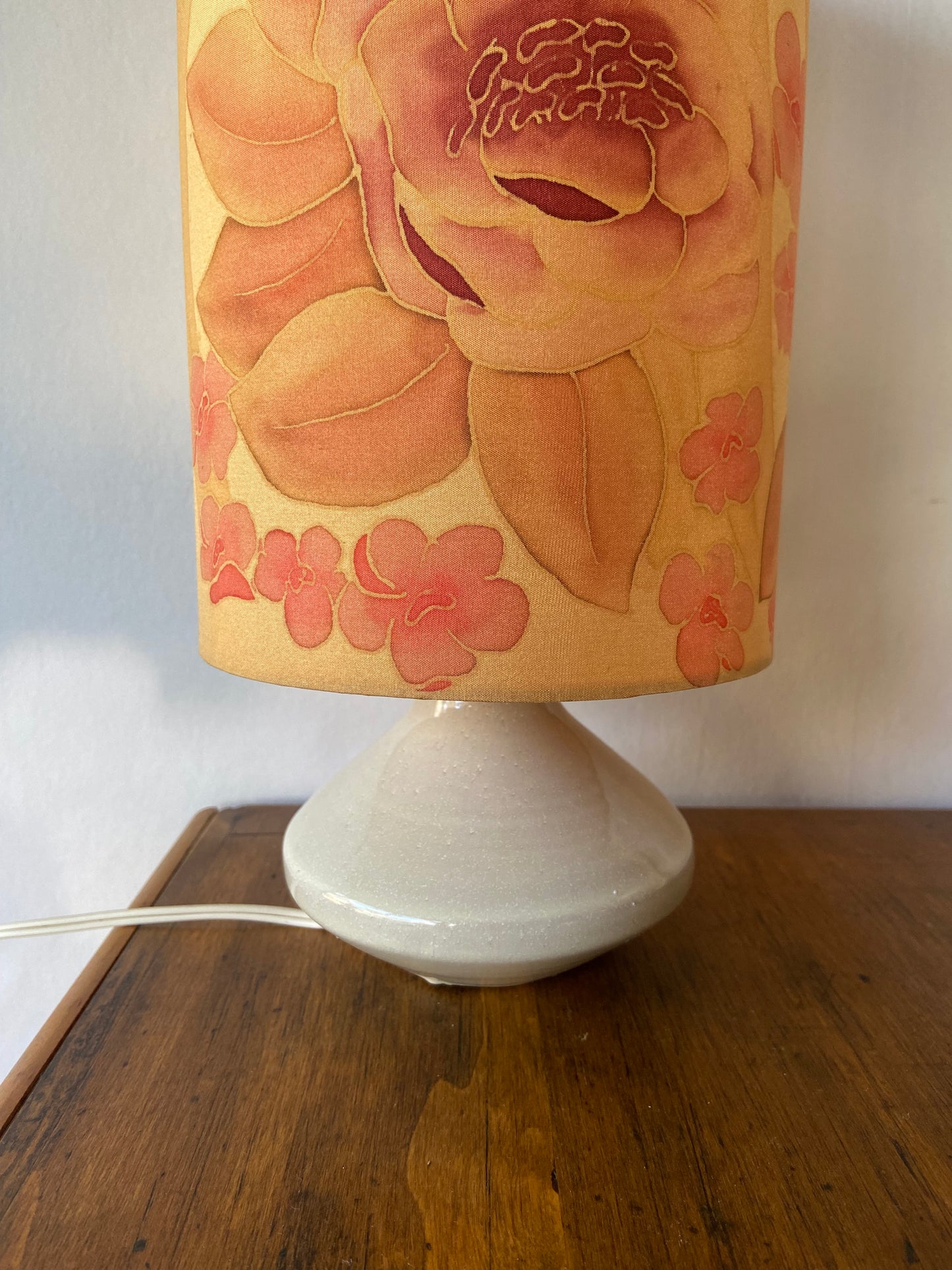 Lampe rétro vintage pied céramique et tissus fleuri