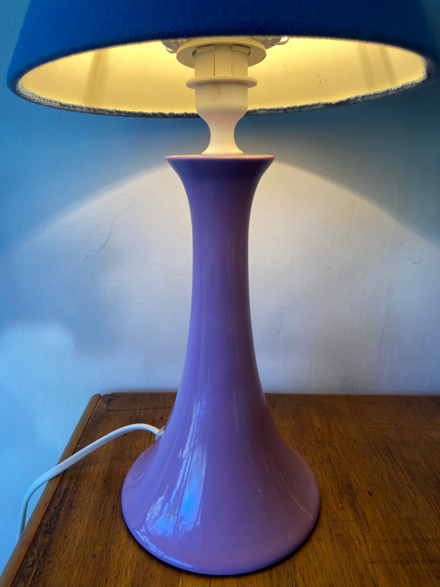 Joie Lampe pied céramique violet abat-jour tissus Bleu