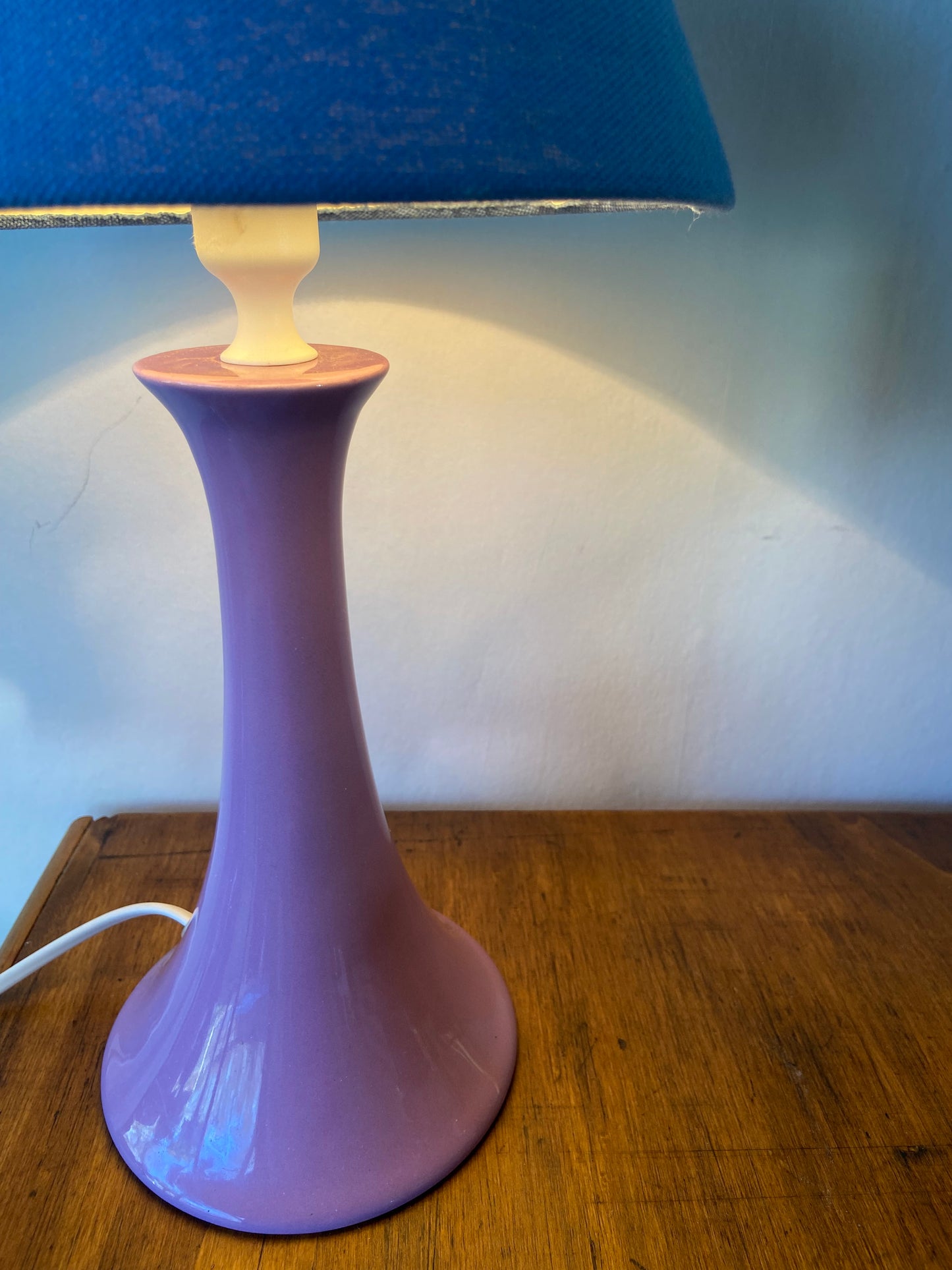 Joie Lampe pied céramique violet abat-jour tissus Bleu