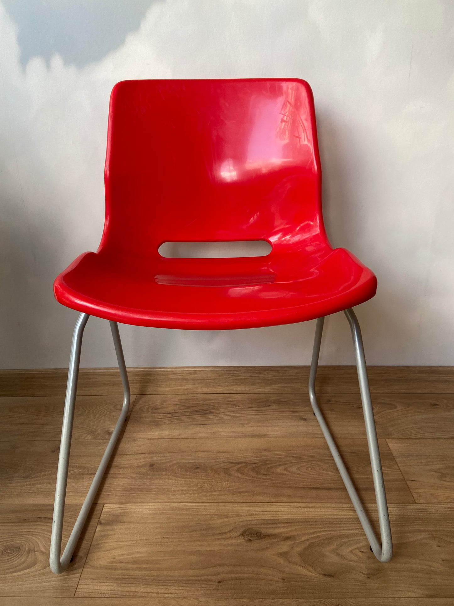 Chaise IKEA des années 90 plastique ROUGE