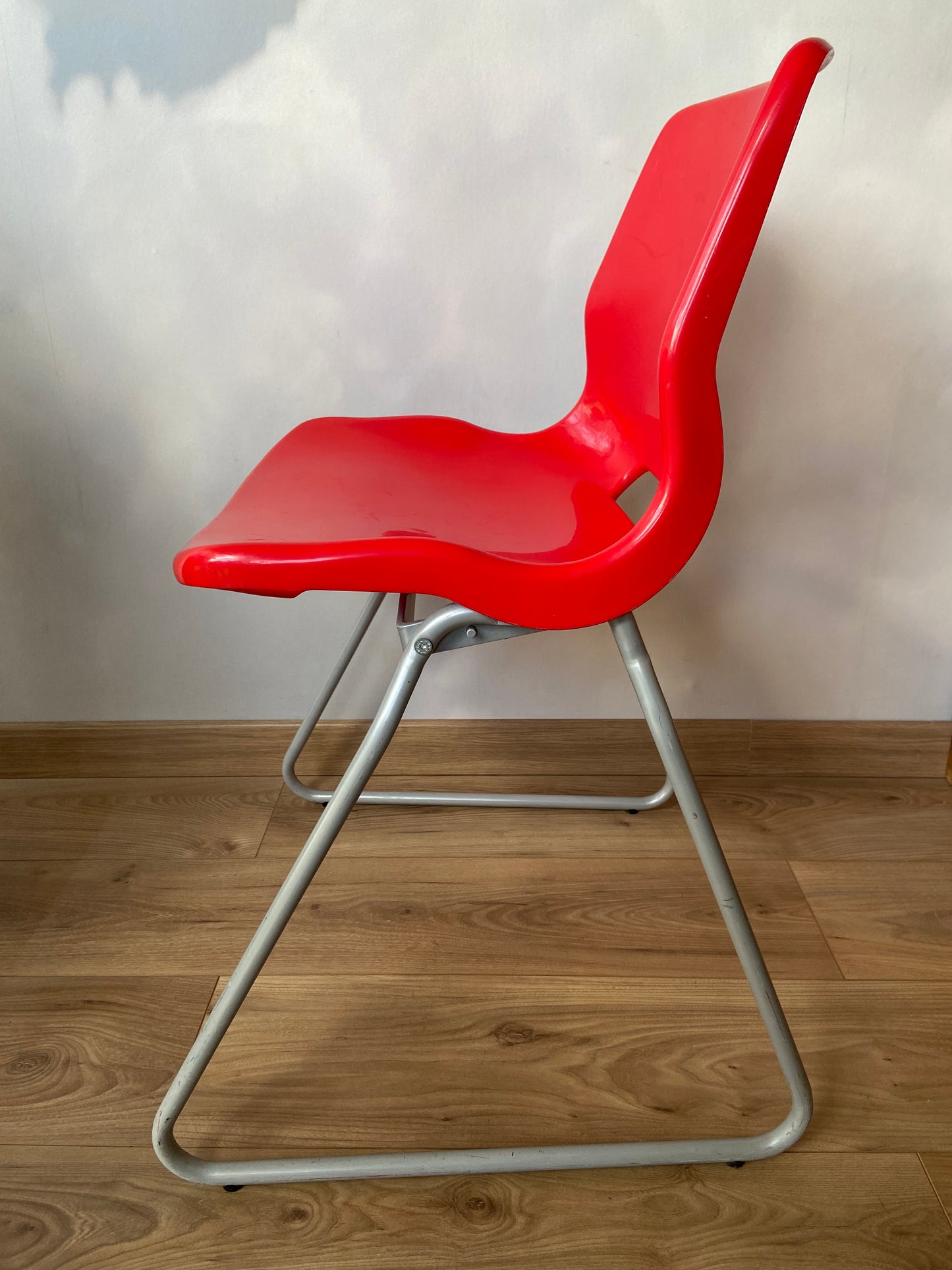 Chaise IKEA des années 90 plastique ROUGE