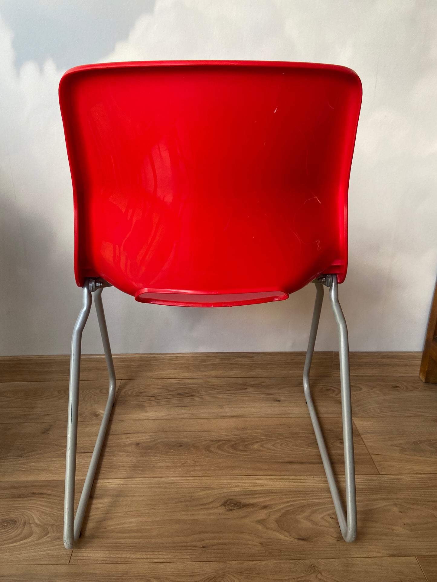 Chaise IKEA des années 90 plastique ROUGE