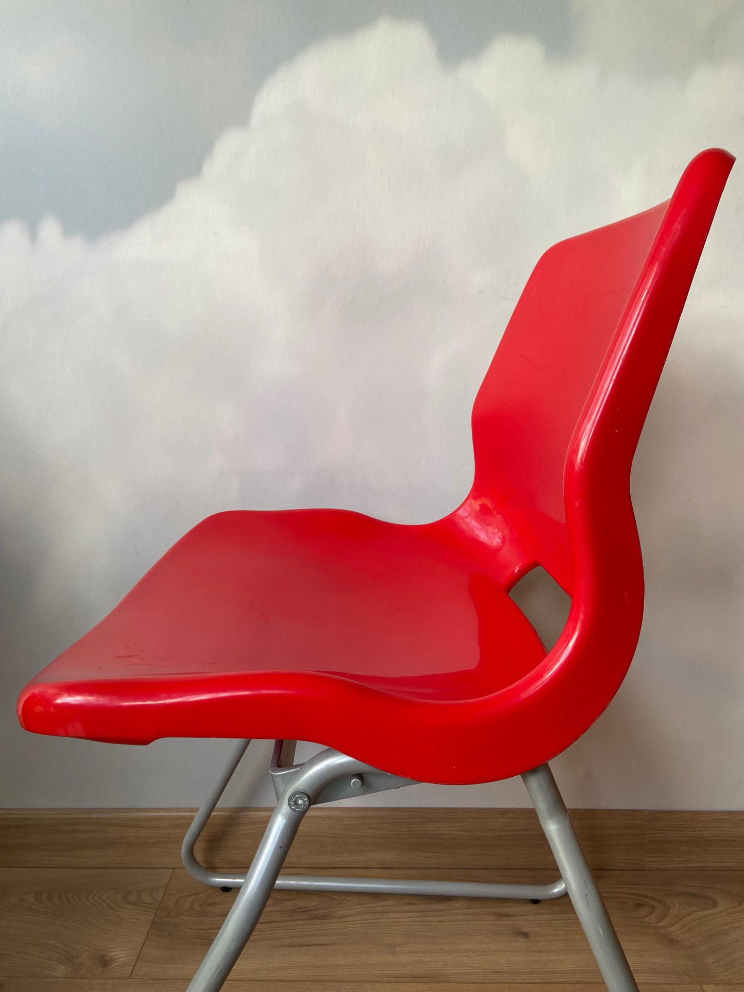 Chaise IKEA des années 90 plastique ROUGE