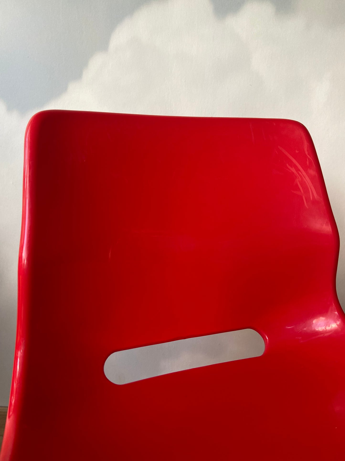 Chaise IKEA des années 90 plastique ROUGE