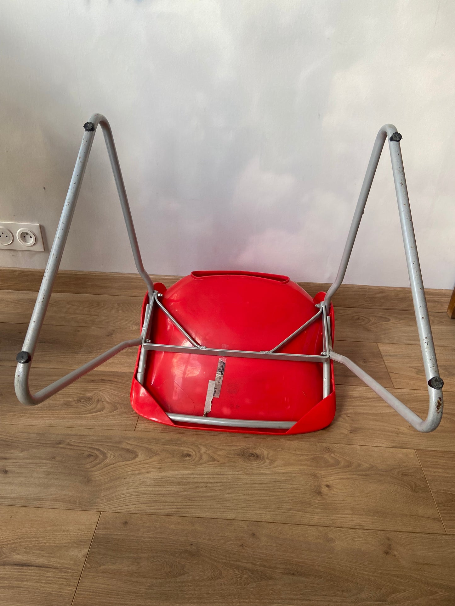 Chaise IKEA des années 90 plastique ROUGE