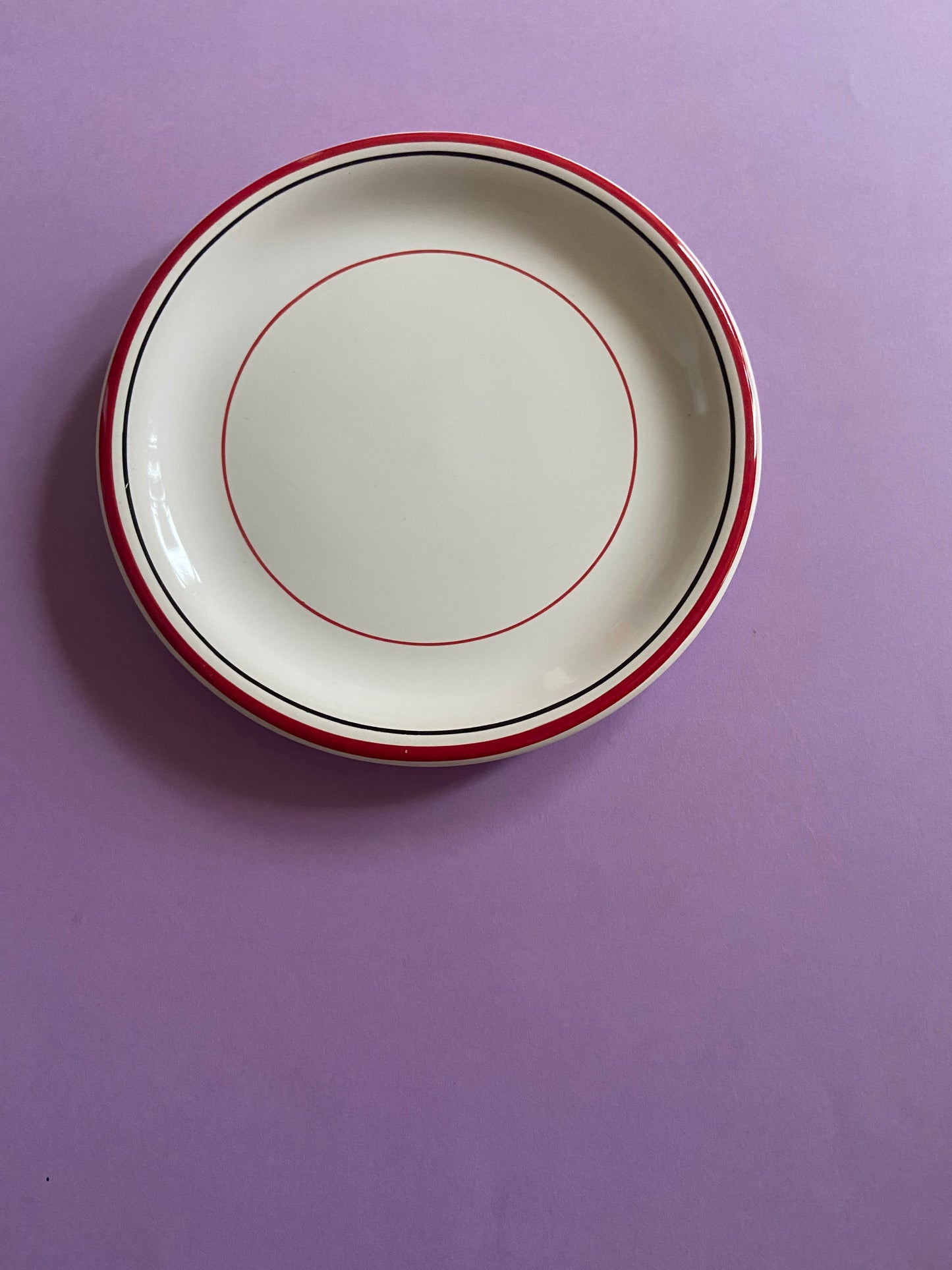 Petite assiette lignes ROUGE/NOIR