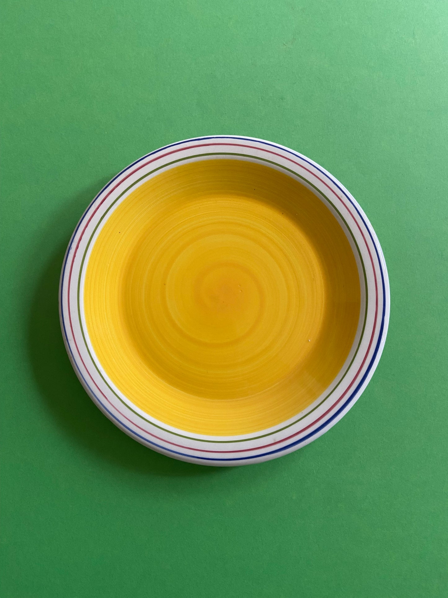 Petite Assiette plate jaune avec lignes COLORÉES