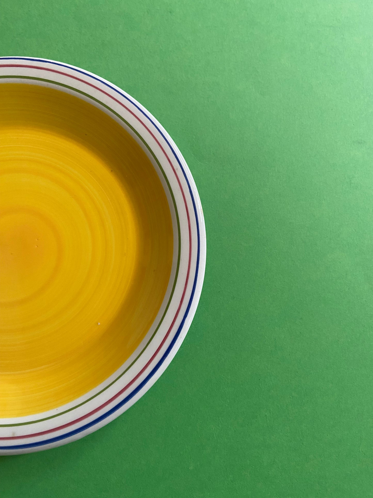 Petite Assiette plate jaune avec lignes COLORÉES