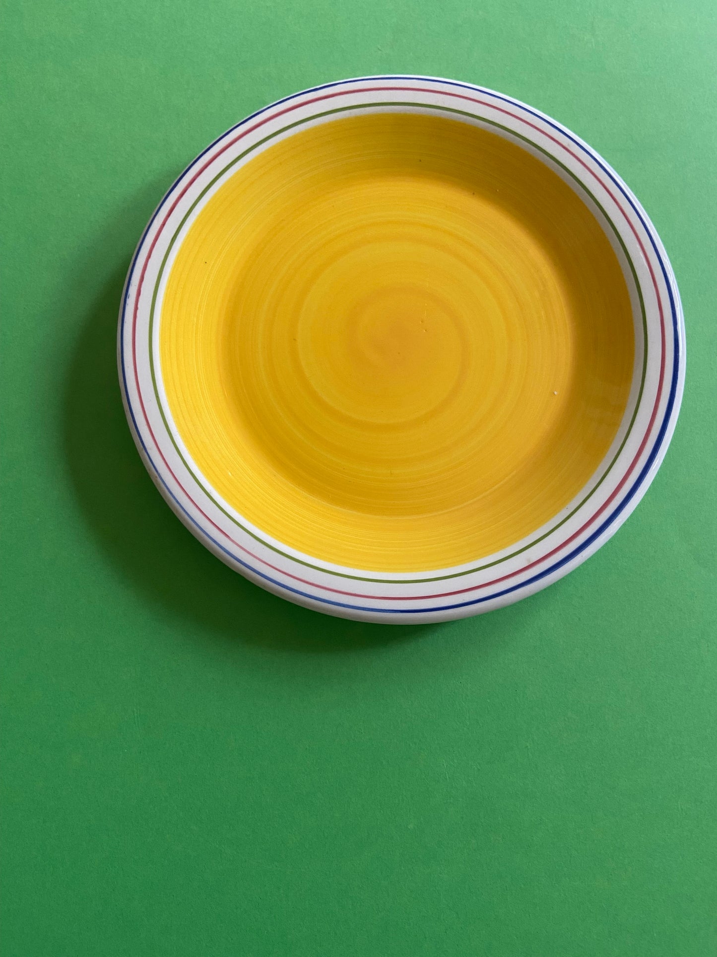 Petite Assiette plate jaune avec lignes COLORÉES