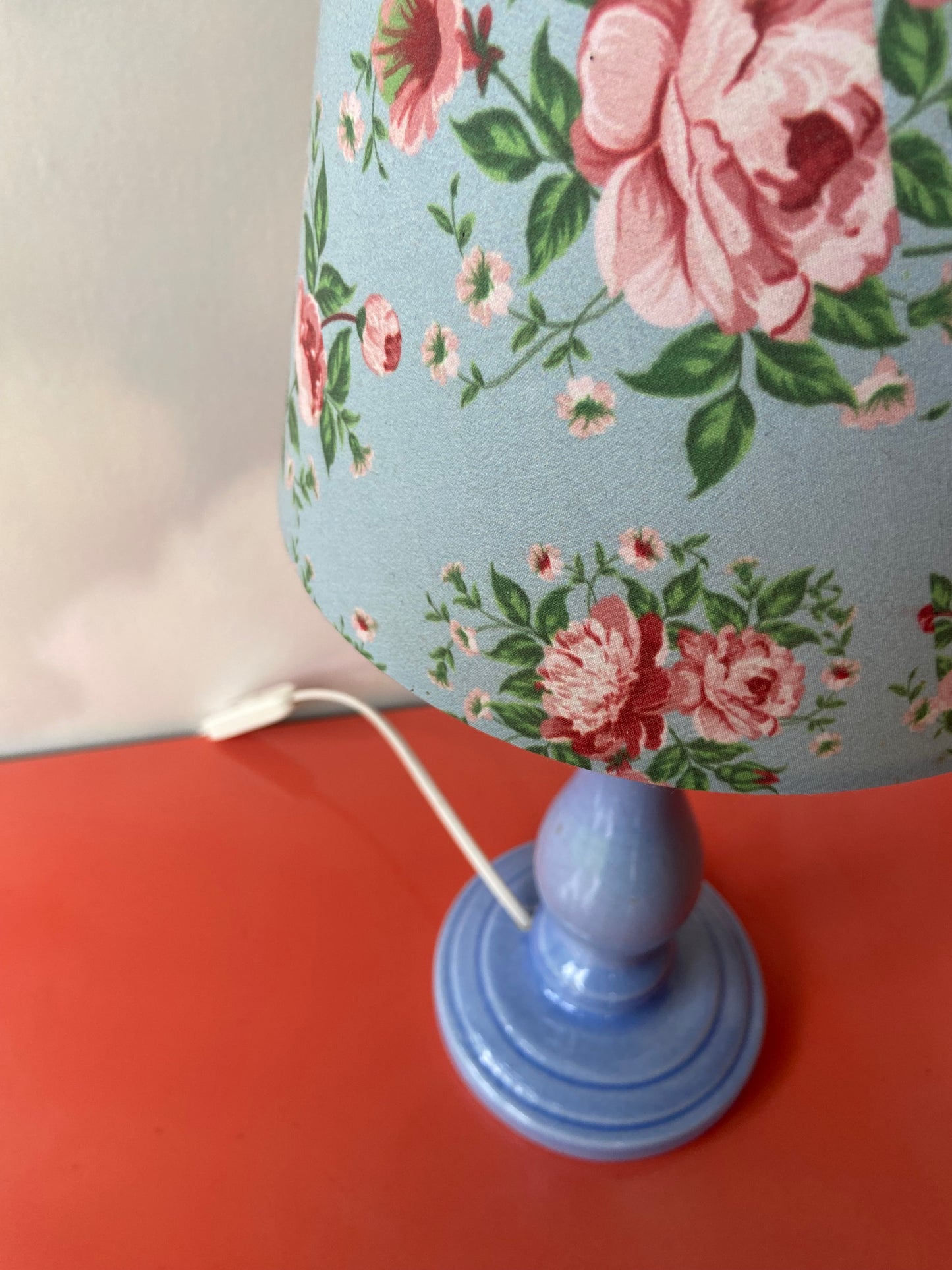 Lampe pied céramique bleu abat-jour vintage FLEURI