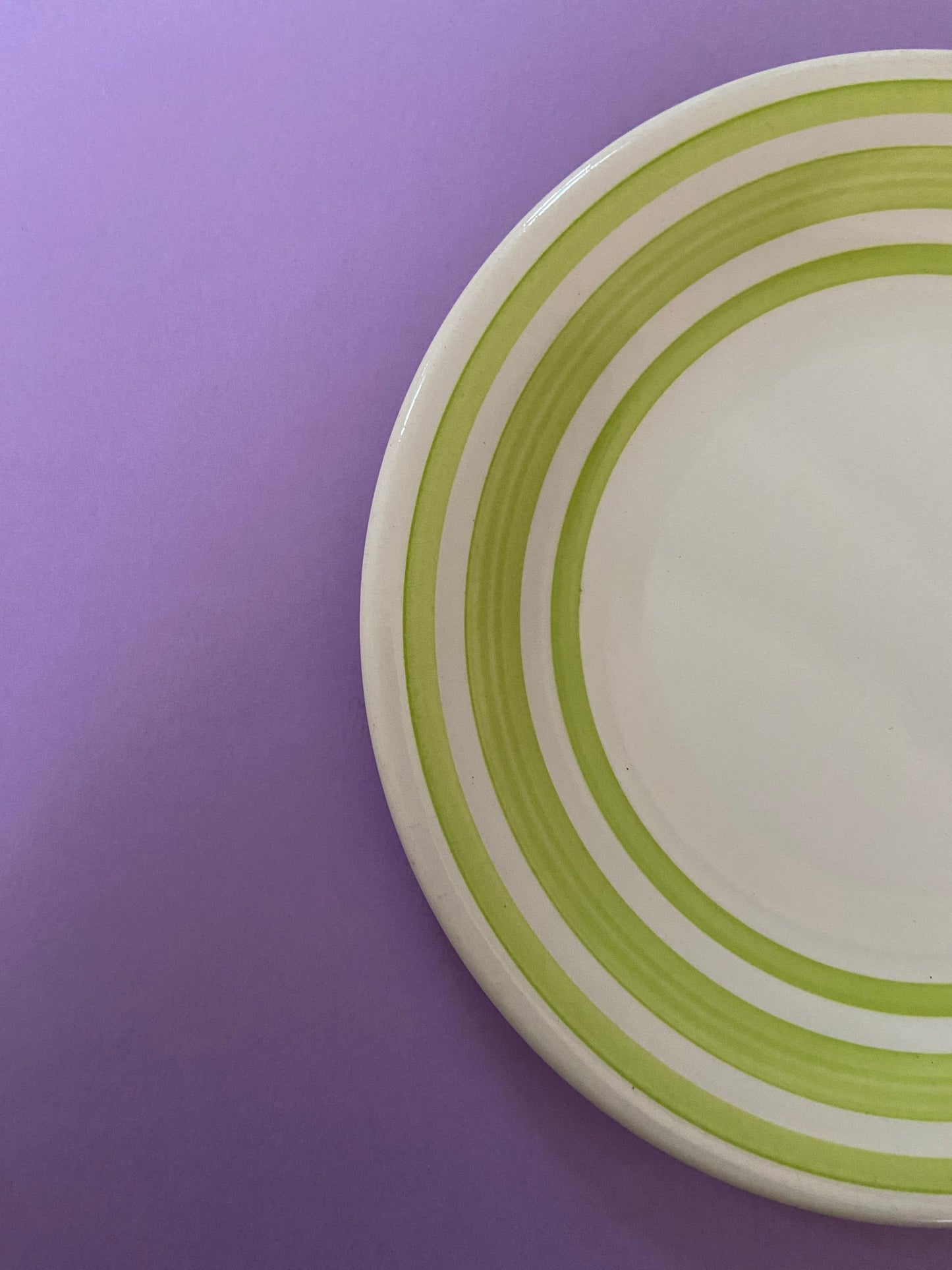 Dessert plate with GREEN color lines